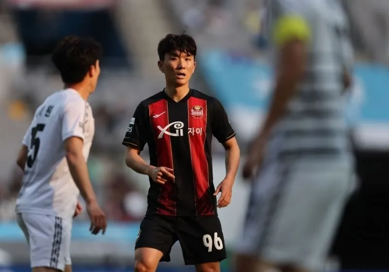 tiền vệ trung tâm Hwang In-Beom