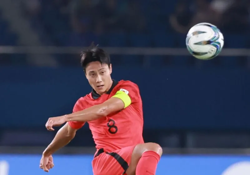 tiền vệ người Hàn paik seung-ho