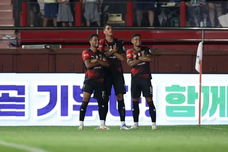 cầu thủ pohang steelers ăn mừng